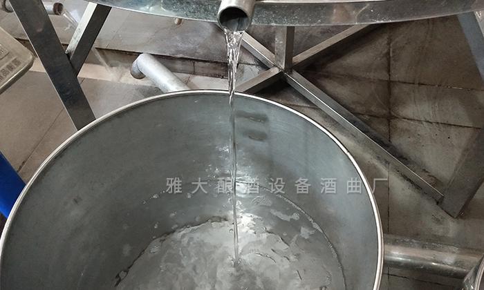 雅大烤酒設(shè)備出酒快，操作簡(jiǎn)單