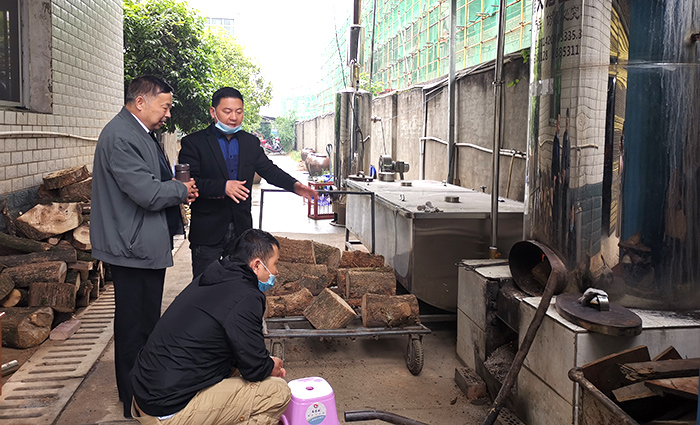 1000型大型釀酒設(shè)備正在蒸酒，劉老師為學(xué)員講解鍋爐的使用700