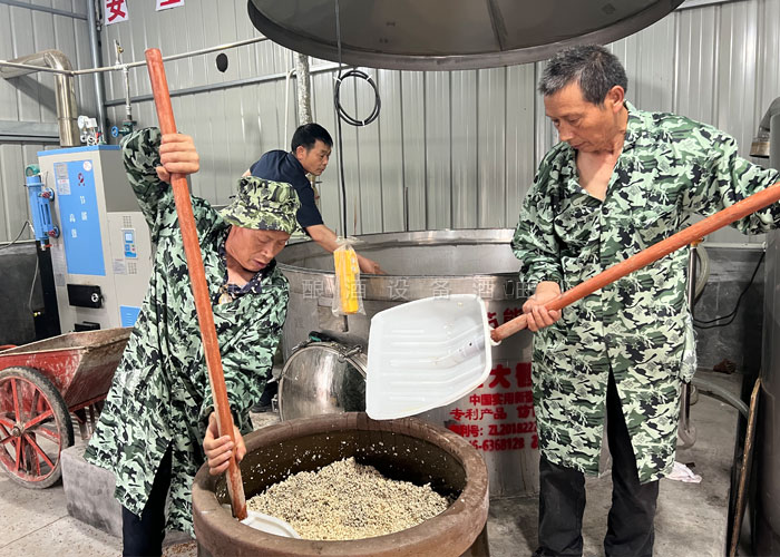 用雅大生物顆粒釀酒設(shè)備蒸酒