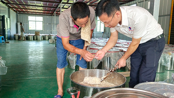 7月天氣炎熱，還可用小型酒廠釀酒設(shè)備做酒嗎？