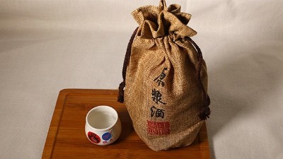 用白酒生產(chǎn)設(shè)備釀小曲固態(tài)白酒，怎樣操作出酒才多？